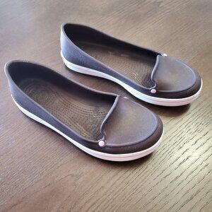 Women's Crocs flat shoes size 6 brown and pink